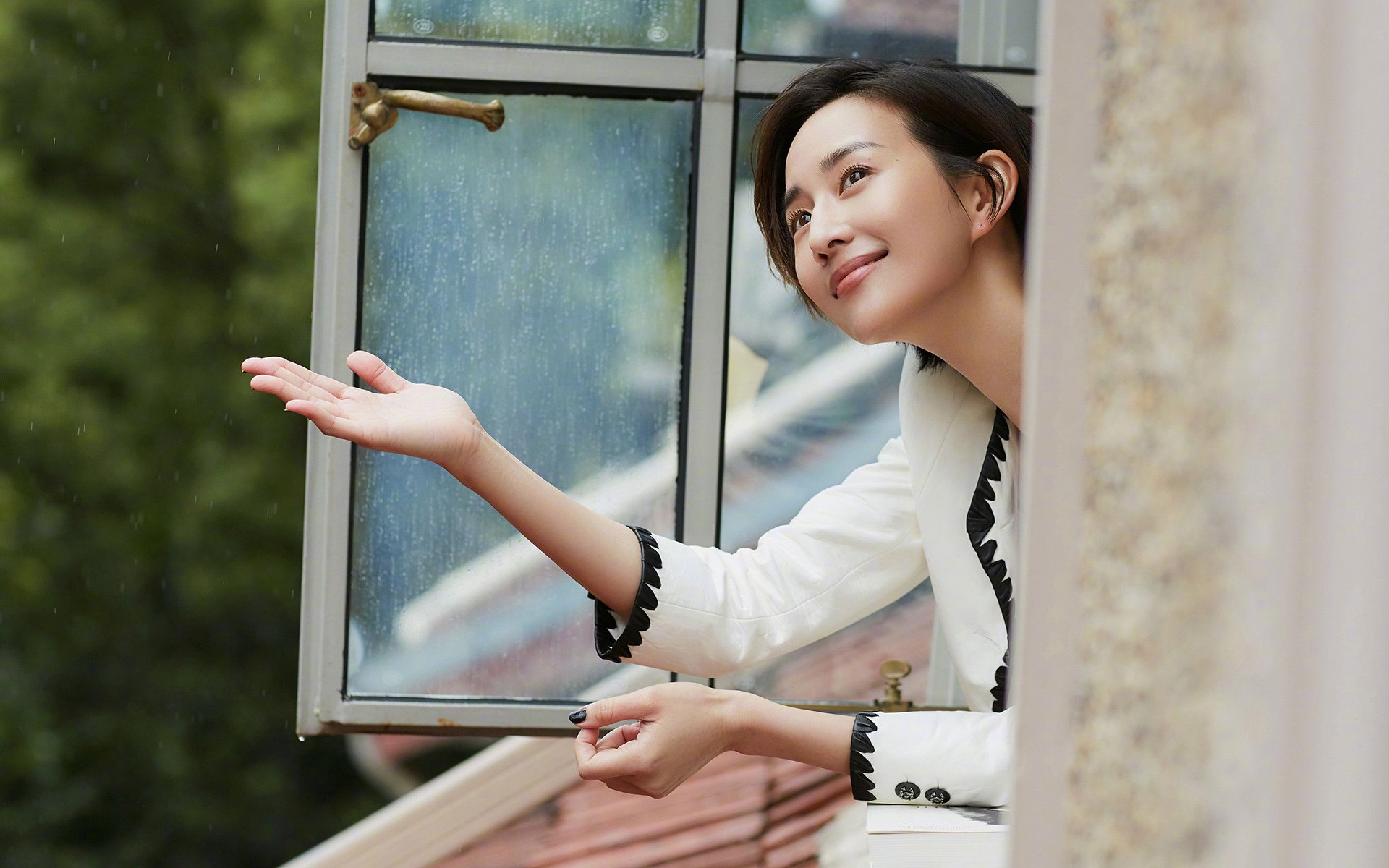 跨越运动边界的共同胜利，从绿茵场到篮球场的角逐